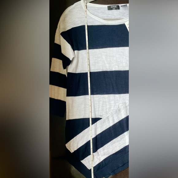 NWT! CUTE ANGLED HEM LIGHT TOP - Picture 8 of 9